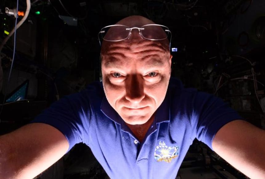 Astronot, uzayda dünyadan yansıyan ışıkla selfie çekti