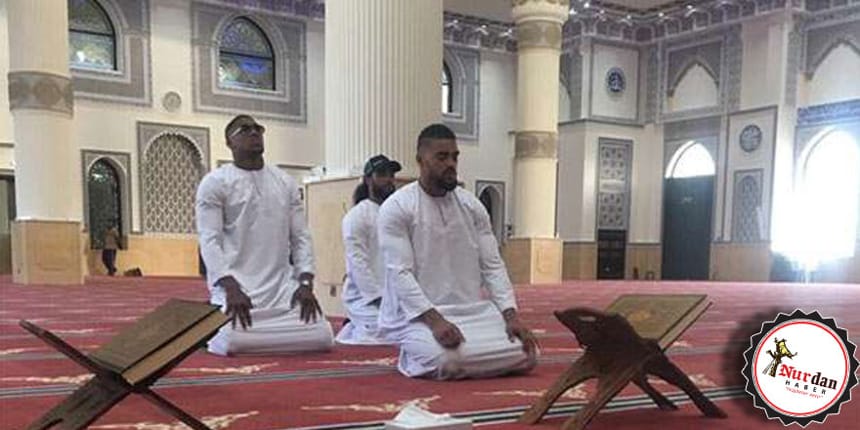 Dünya şampiyonu camide namaz kıldı, Twitter yıkıldı!