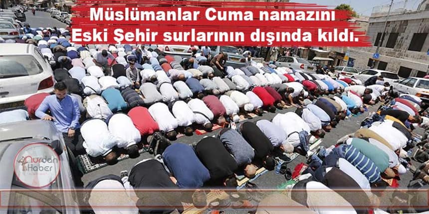 Cuma namazını sokakta kıldılar