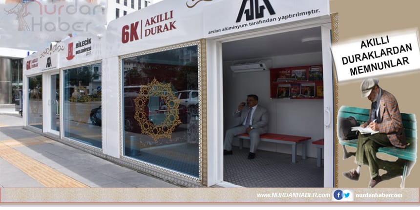 Sıkılmadan otobüs bekliyorlar