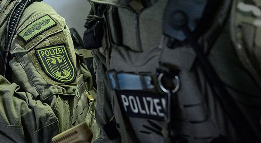 Alman polisinden Müslüman gençlere skandal muamele