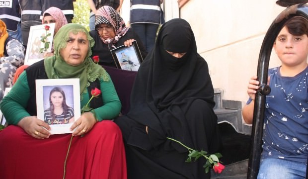 Diyarbakır’daki oturma eylemine bir anne daha katıldı