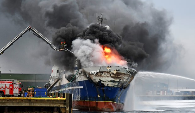 İçinde 200 bin litre yakıt vardı! Rus gemisi yandı