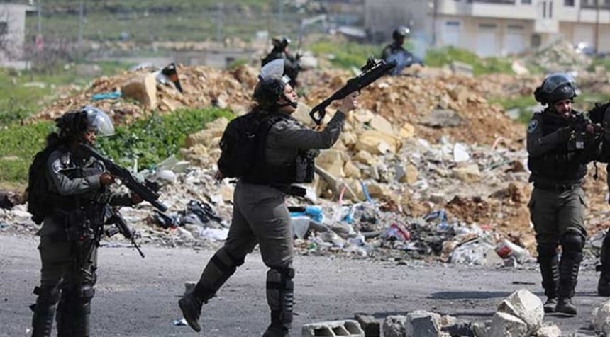 İsrail askerleri Gazze sınırında 77 Filistinliyi yaraladı