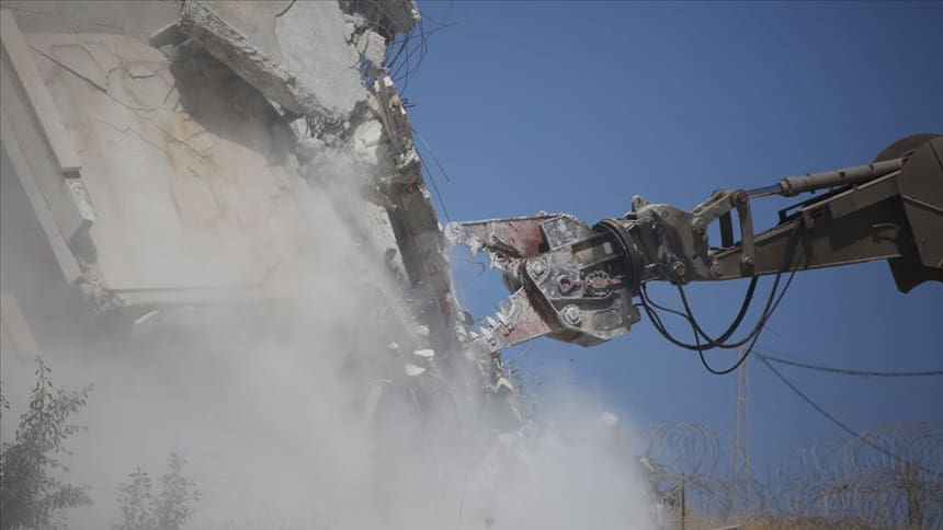 İsrail Batı Şeria’da Filistinlilere ait iki evi yıktı