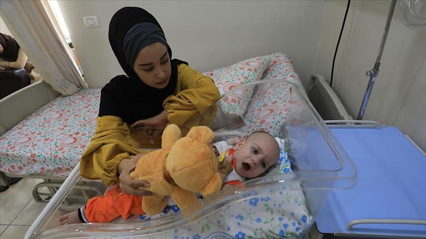 İsrail hasta bebeğin annesine Gazze’den çıkış izni vermedi
