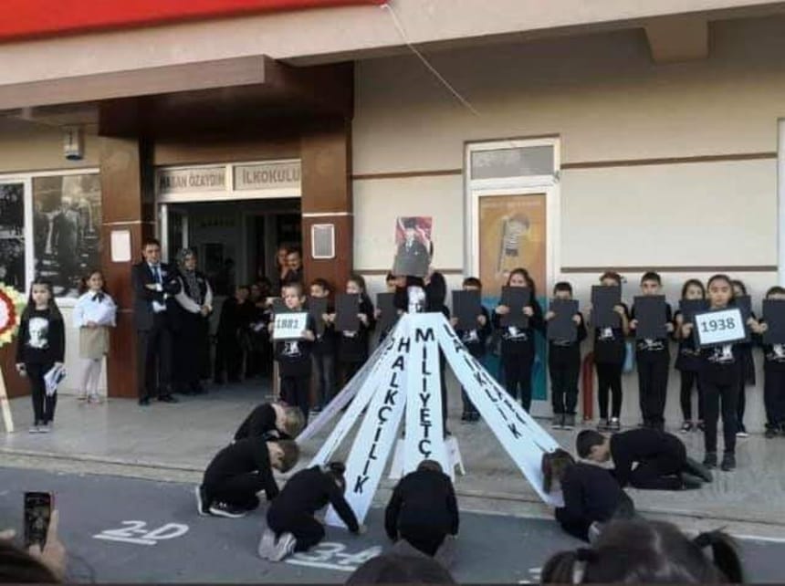 Küçük çocuklar Atatürk posteri önünde secde ettirildi: Skandal görüntüler bir değil iki değil üç değil