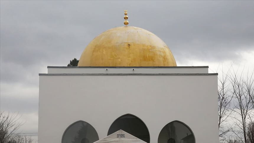 Fransa’da cami duvarına İslam karşıtı yazılar yazıldı