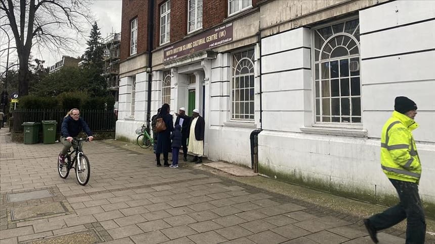 Londra’da cami yakınındaki binada İslam karşıtı sloganlara soruşturma