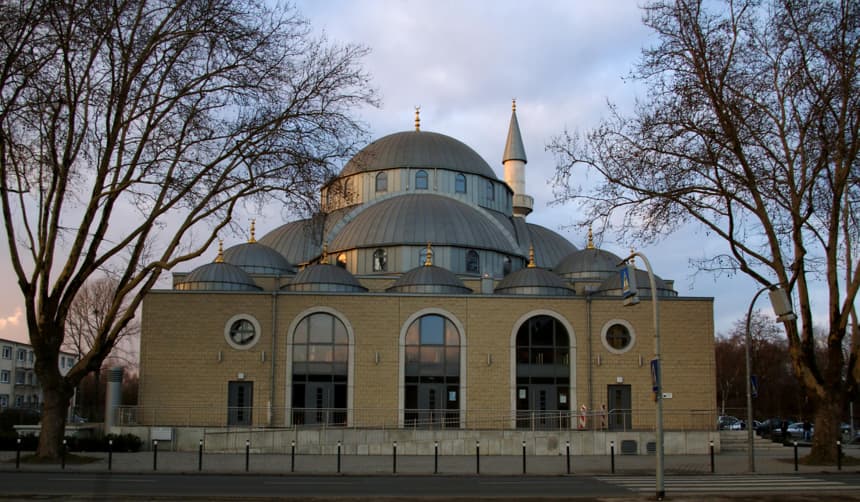 Duisburg Merkez Camisinde İki Vakit Ezan Okunmasına İzin Verildi