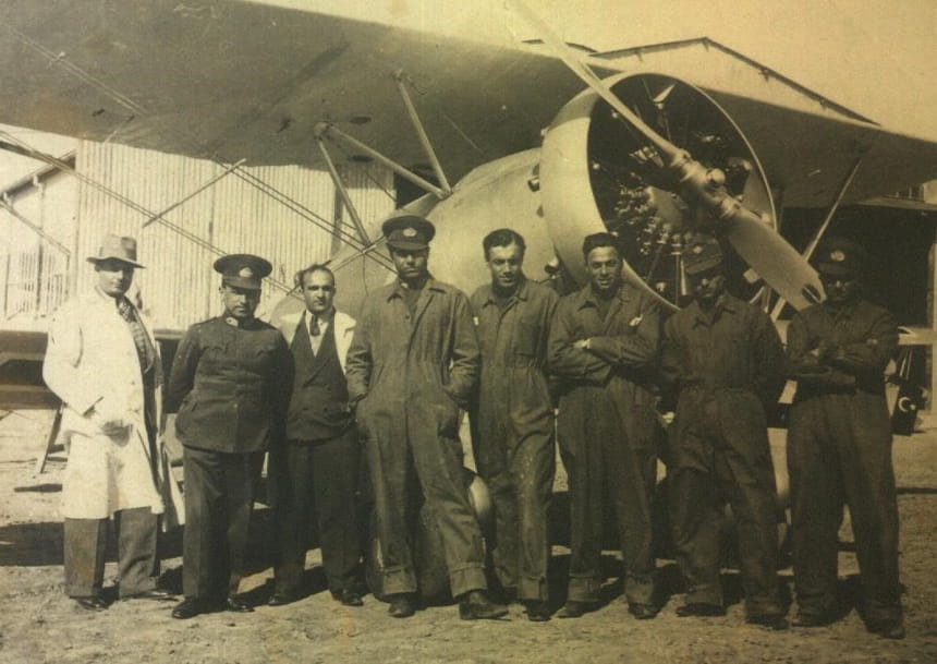 Uçak Pilotu Hayri Tanju sağda 1945